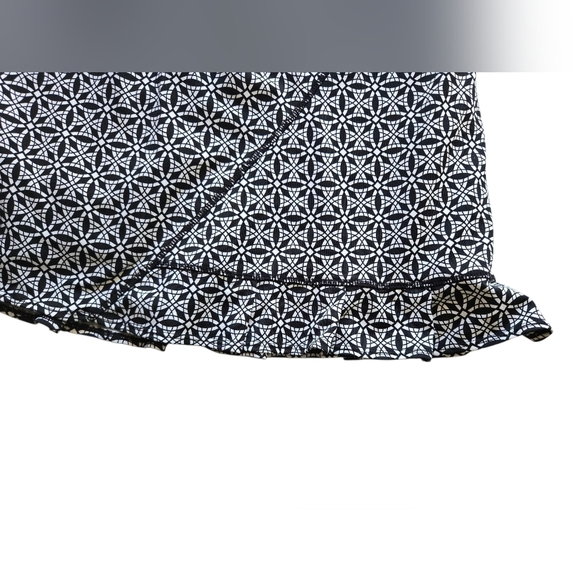 Lola Black & White Geometric Ruffle Hem Athletic Skirt X-Large - Picture 2 of 6